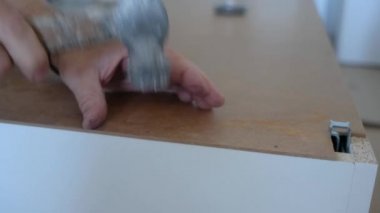 Marangoz detayları çekiç ve çivilerle işaretliyor.