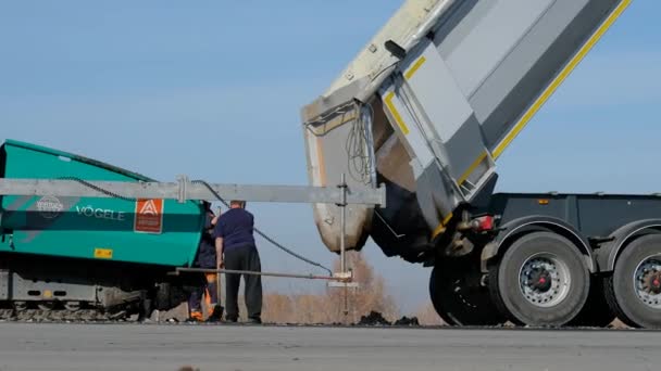 RUSSIA, Nowosybirsk - 30 maja 2020 r.: Roboty drogowe w zakresie budowy maszyn do zagęszczania walców i asfaltu — Wideo stockowe