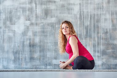 Yoga. Hamile kadın stüdyoda yoga meditasyonu yapıyor. Sağlık yaşam tarzı konsepti ve bebek bakımı.