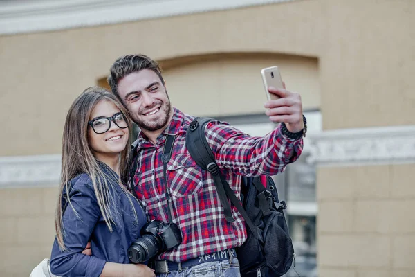 Feliz Pareja Turistas Tomando Selfie Showplace Ciudad — Foto de Stock