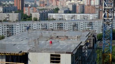 İnşaat alanındaki mesafeleri, yükseklikleri ve yönleri teodolit seviyesine göre ölçen İşçi Ölçüm Mühendisi