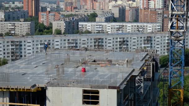 Ingeniero topógrafo trabajador midiendo distancias elevaciones y direcciones en obra por nivel de teodolito — Vídeo de stock