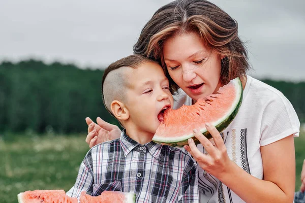 Anne Oğlu Çayırda Parkta Karpuz Yiyorlar Piknikteki Mutlu Aile Açık — Stok fotoğraf