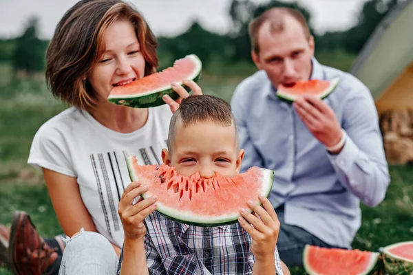 Mutlu Bir Aile Çadırın Yanındaki Çayırda Piknikte Karpuz Yiyor Anne — Stok fotoğraf