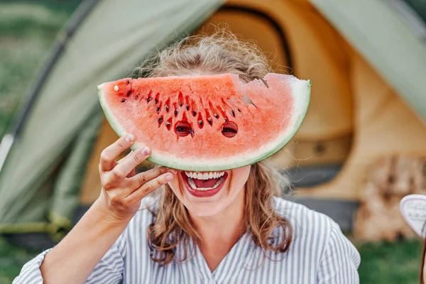 Funny Woman Eating Watermelon Picnic Girl Closed Her Eyes Watermelon — Stock Photo, Image