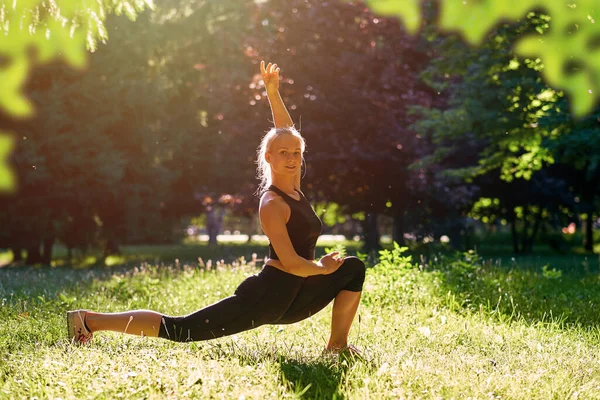 Yoga Mujer Joven Practicando Yoga Bailando Estirándose Naturaleza Parque Concepto — Foto de Stock