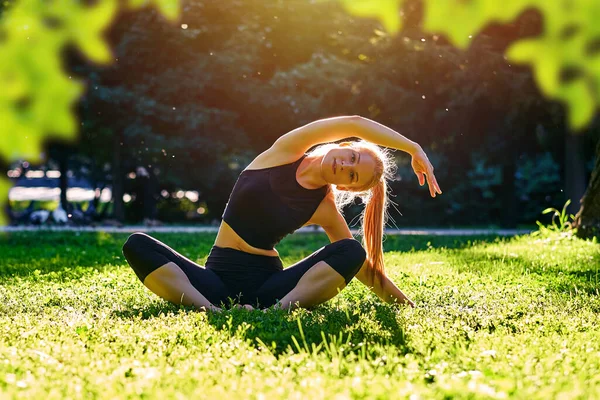 Yoga Mujer Joven Practicando Yoga Bailando Estirándose Naturaleza Parque Concepto — Foto de Stock