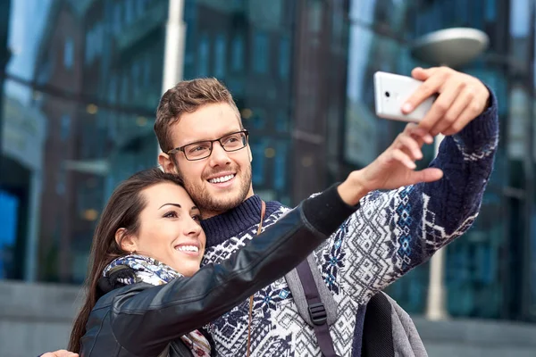 Feliz Pareja Turistas Tomando Selfie Ciudad Vieja — Foto de Stock