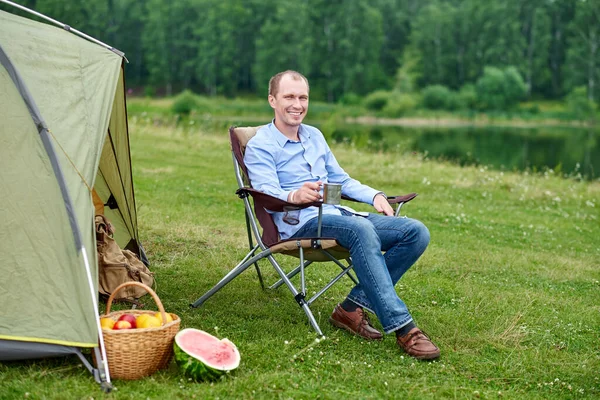 Jovem Freelancer Sentado Cadeira Relaxando Frente Tenda Local Acampamento Floresta — Fotografia de Stock