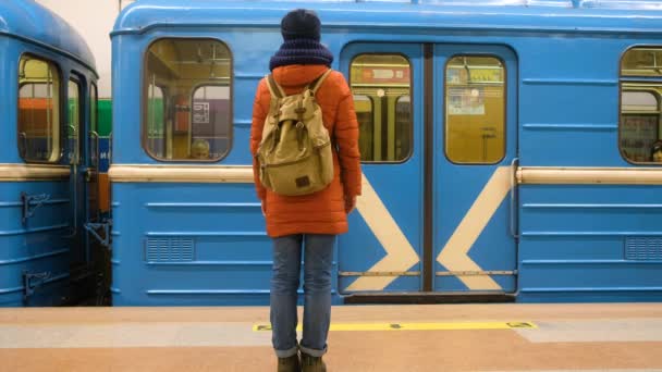 俄罗斯，NOVOSIBIRSK - 2020年3月3日：改变了乘地铁想法的女人。车门关上，地铁左边 — 图库视频影像