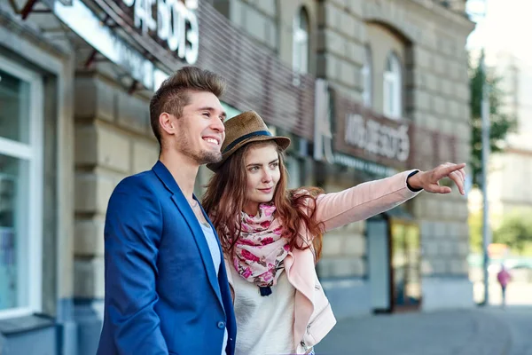 Dois Turistas Felizes Casal Procurando Local Juntamente Com Telefone Mapa — Fotografia de Stock