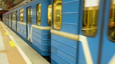 RUSSIA, NOVOSIBIRSK - 03 Mar 2020: Metro treni kapıları kapanıyor ve istasyondan ayrılıyor