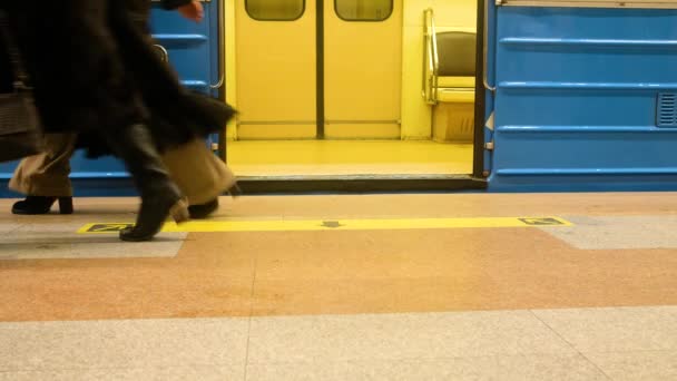 Many commuters low angle perceptive legs departing metro — Stock Video