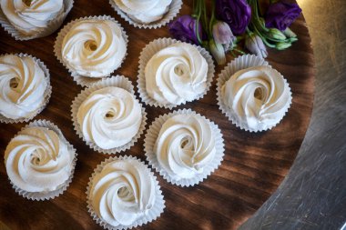 Tahta masadaki pastanede krema, marşmelov ya da kek hazırlıyorum.