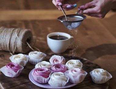 Şekerleme serpme şekeri ve tatlı. Pudra şekeri taze keklerin ya da kremaların üzerine düşer.