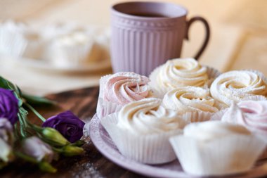 Şekerleme serpme şekeri ve tatlı. Pudra şekeri taze keklerin ya da kremaların üzerine düşer.