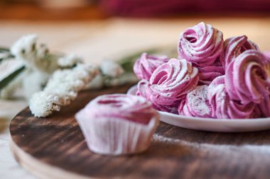 Şekerleme serpme şekeri ve tatlı. Pudra şekeri taze keklerin ya da kremaların üzerine düşer.