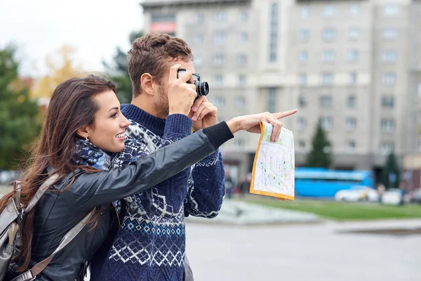 Happy Love Couple Tourists Taking Photo Excursion City Tour Traveling — Stock Photo, Image
