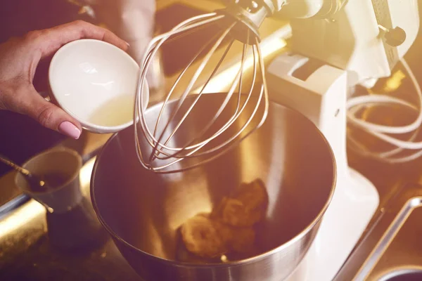 Mains Femme Fouettant Avec Mélangeur Faire Dessert Dans Cuisine Moderne — Photo