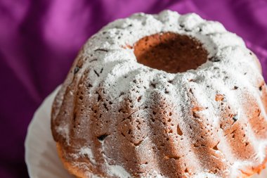 Krema şeker ve kuru üzüm ile Paskalya kek