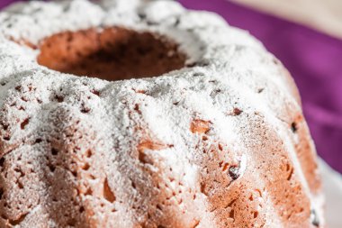 Krema şeker ve kuru üzüm ile Paskalya kek