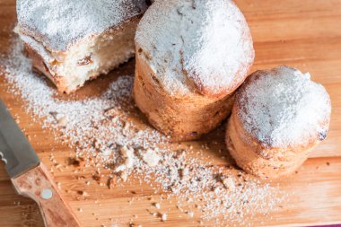 Krema şeker ve kuru üzüm ile Paskalya kek