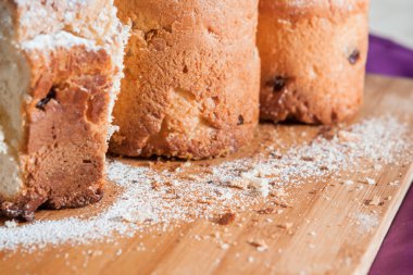 Krema şeker ve kuru üzüm ile Paskalya kek