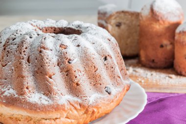 Krema şeker ve kuru üzüm ile Paskalya kek