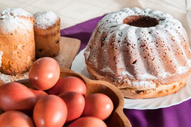 Yumurta ve şekeri krema ile Paskalya kek