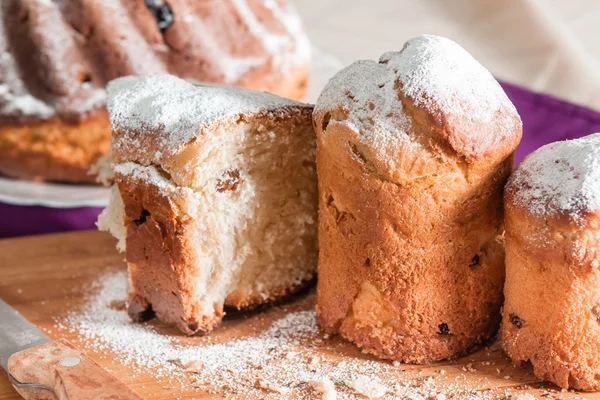 Pasen cake met slagroom suiker en rozijnen — Stockfoto