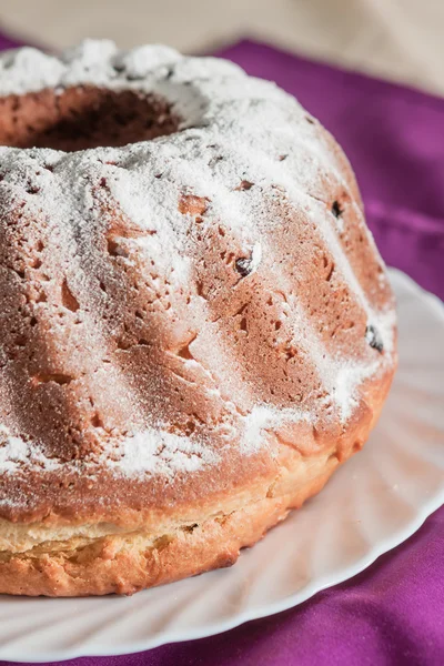 Pasen cake met slagroom suiker en rozijnen — Stockfoto