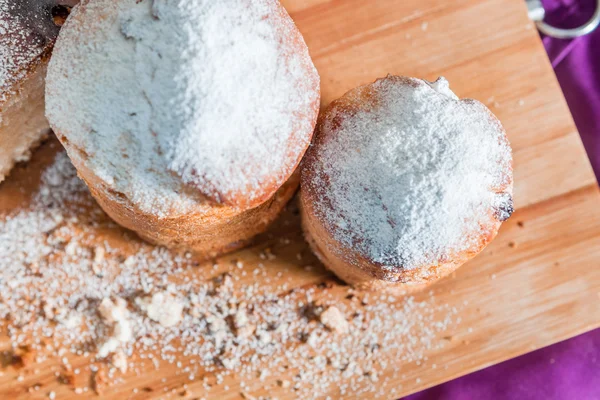 Torta di Pasqua con zucchero a velo e uvetta — Foto Stock