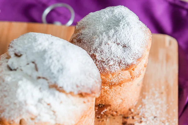 Torta di Pasqua con zucchero a velo e uvetta — Foto Stock