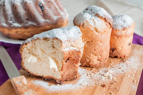 Pasen cake met slagroom suiker en rozijnen — Stockfoto