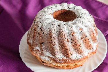 Krema şeker ve kuru üzüm ile Paskalya kek