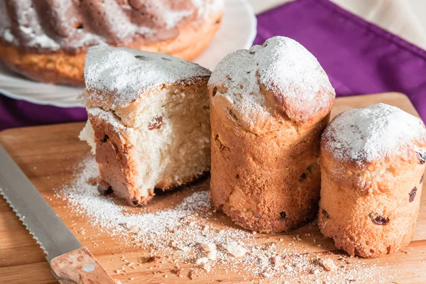 Húsvét sütemény, tetejüket cukorral és mazsolával — Stock Fotó