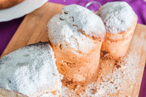 Torta di Pasqua con zucchero a velo e uvetta — Foto Stock