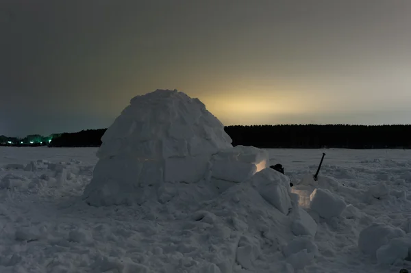 Снежный иглу на замерзшем море ночью — стоковое фото