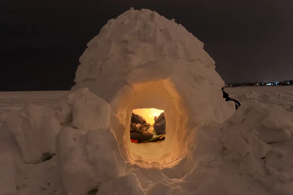 Sneeuw iglo op de bevroren zee op een achtergrond van de nacht — Stockfoto