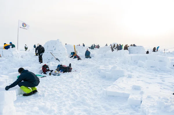 Construyendo un iglú de nieve en el mar congelado —  Fotos de Stock