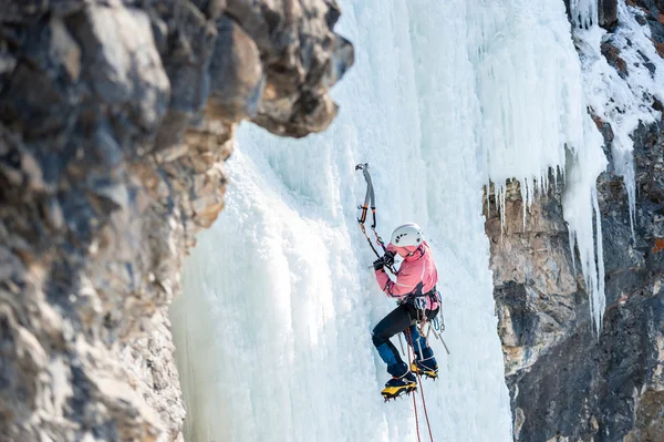 Alpinista sale la cascata di ghiaccio verticale con rompighiaccio — Foto Stock