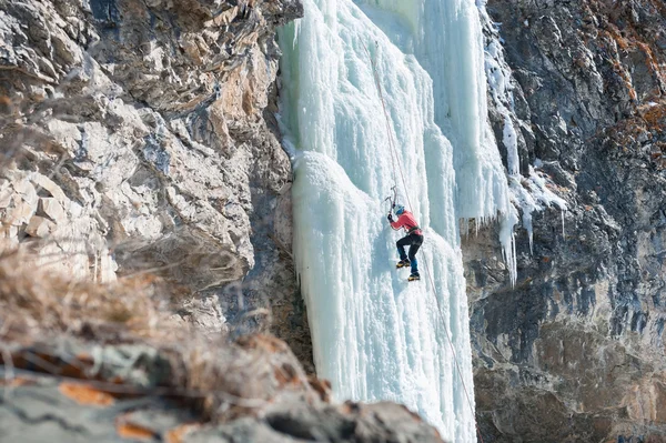 Grimpeur monte la chute de glace verticale — Photo