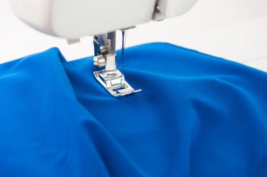 Dikiş makinesi ve parlak kumaş