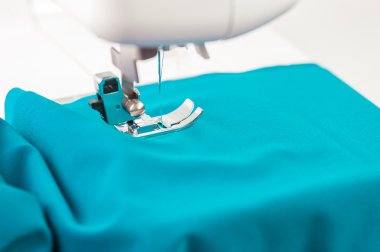 Dikiş makinesi ve beyaz bir arka plan üzerinde bol dökümlü doku