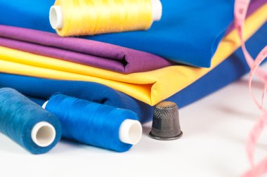 Renkli doku, iplik ve iğne