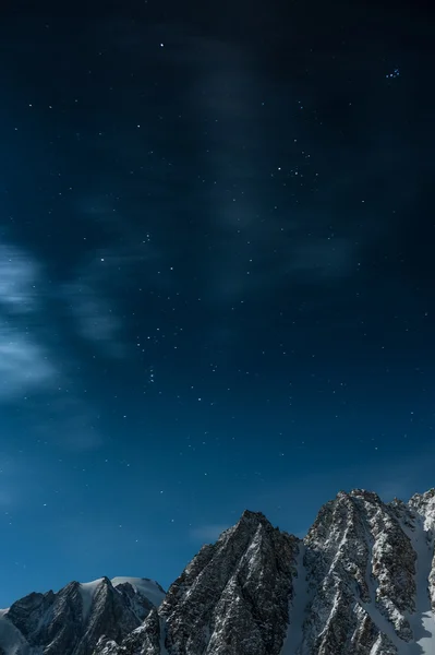 Céu estrelado de noite sobre as montanhas do Quirguistão — Fotografia de Stock