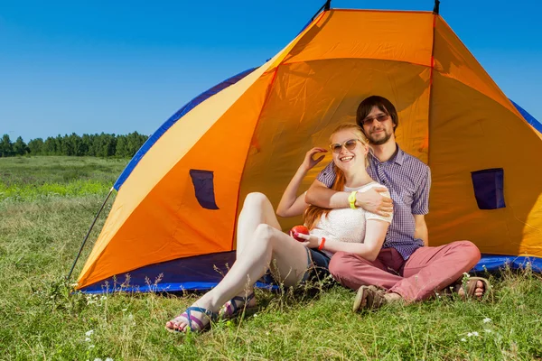 Outdoor portrait of a happy couple in love near the tent on the — Stock Photo, Image