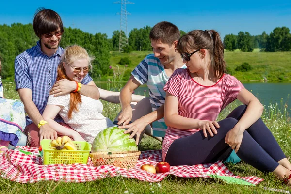 Retrato al aire libre de los jóvenes haciendo un picnic, comer sandía — Foto de Stock