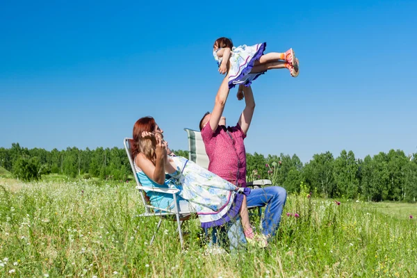 Açık mutlu bir aile portresi. Çocuk kucağında aldı baba — Stok fotoğraf