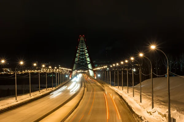 Terceira ponte bugrinskij sobre o rio Ob à noite. Esta ponte — Fotografia de Stock